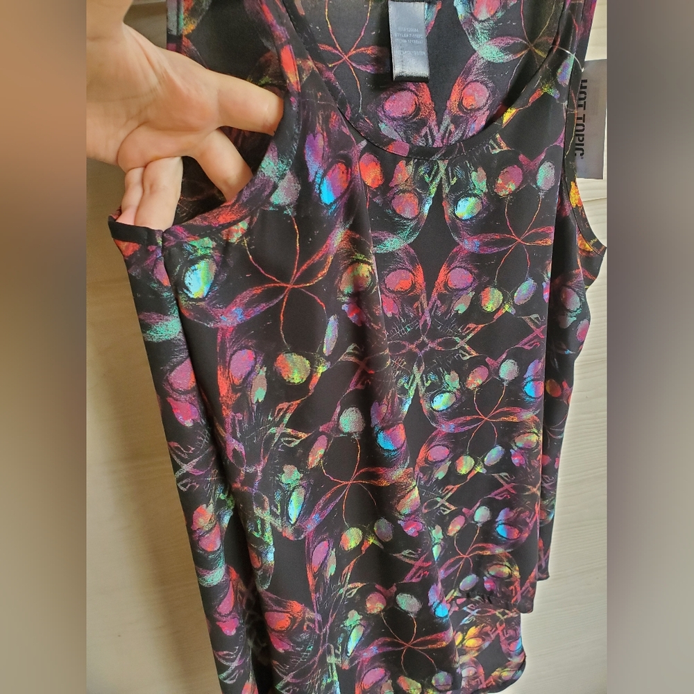 Hot Topic Trippy Graphic Multicolored Mirrored Skulls Shark-bite Hi-low Tank Top - Picture 6 of 8